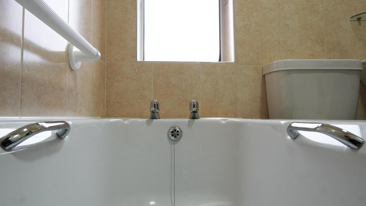 Holiday home Portobello House - Four Bedroom House Perfect For Contractors - Sleeps 6 - Free Parking Wolverhampton